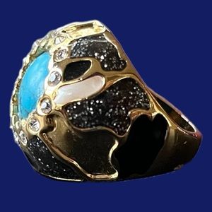 STAINLESS STEEL GOLD TONE ENAMEL AND TURQUOISE RETRO RING. SIZE 9